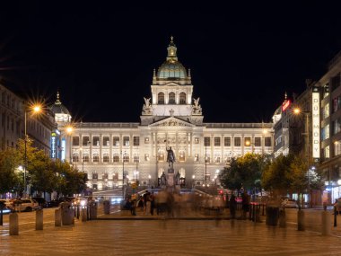 Gece Prag Wenceslas Meydanı'nda Ulusal Müzesi