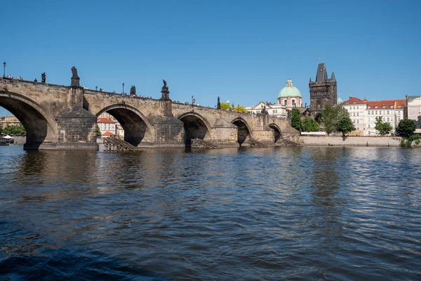 Ponte Charles através do rio Vltava em Praga — Fotografia de Stock