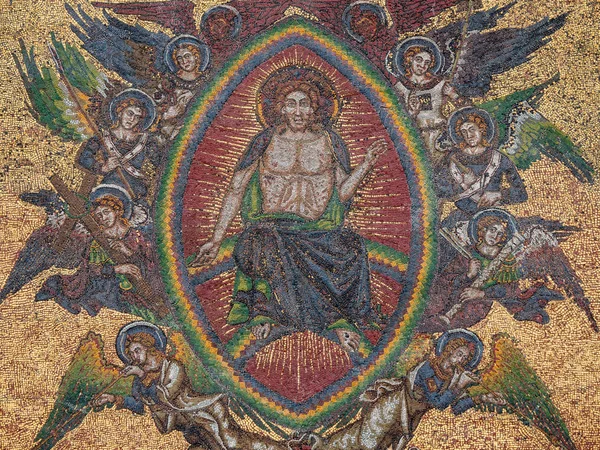 聖ヴィータス大聖堂の黄金門で最後の裁きの天使モザイクに囲まれたイエス、プラハの詳細 — ストック写真