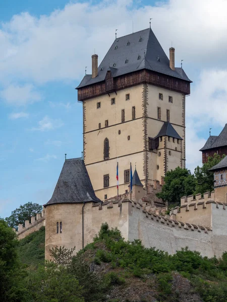 La grande torre del castello gotico di Karlstejn in Boemia Repubblica Ceca in una giornata estiva soleggiata — Foto Stock