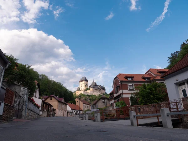 Castello di Karlstejn Torre sul villaggio in Boemia, Repubblica Ceca — Foto Stock