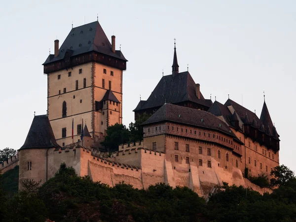 Castello gotico di Karlstejn al tramonto in Boemia Repubblica Ceca — Foto Stock