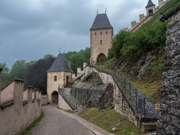 Ingresso al Castello di Karlstejn con Prima Porta e Torre Vorsilska — Foto Stock