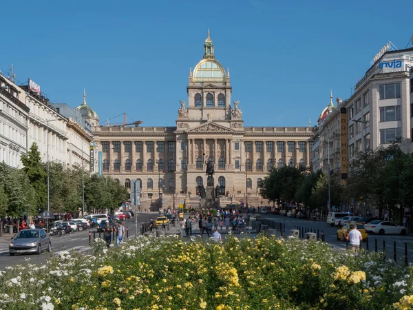 Muzeum Narodowe na placu Wacława w Pradze w ruchliwym letnim dniu — Zdjęcie stockowe