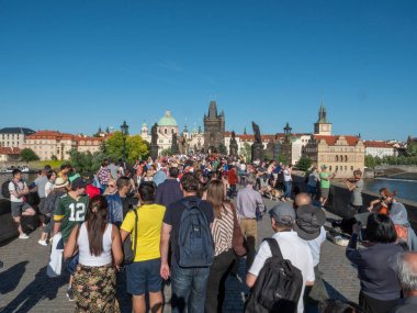 Prag'daki Charles Köprüsü'nde Turist Kalabalığı, Çek Cumhuriyeti