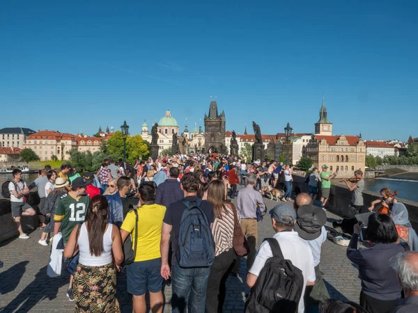 Туристические толпы на Карловом мосту в Праге, Чехия — стоковое фото