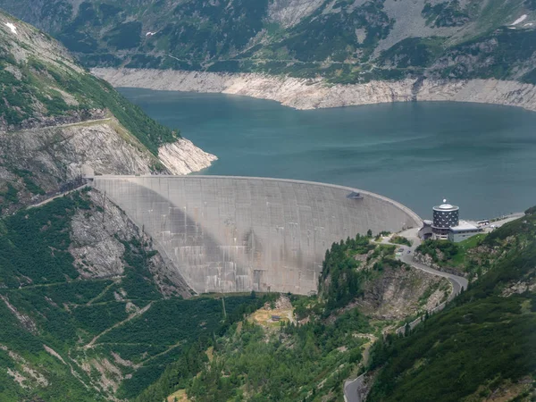 Barragem e Reservatório de uma Usina Hidrelétrica em Landsc Alpino — Fotografia de Stock