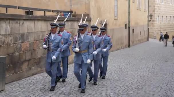 Prag Tjekkiet August 2019 Tjekkisk Præsidentpaladsgarde Marcherer Lyseblå Uniformer Med – Stock-video