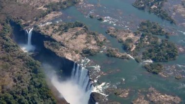 Zimbabve ve Zambiya arasında Victoria Şelalesi Muhteşem Hava Görünümü, 4k Helikopter afrika