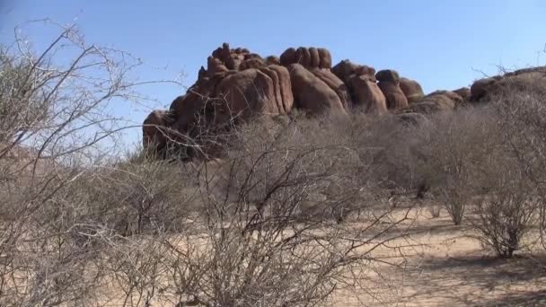 Trockene Runde Rote Felslandschaft Trockene Büsche Und Blauer Himmel Erongo — Stockvideo