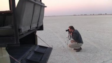 Sowa Pan Fotoğraf Çeken Fotoğrafçı, Makgadikgadi Tuz Tavalar, Botsvana - Çömelme ve Tripod Kullanma