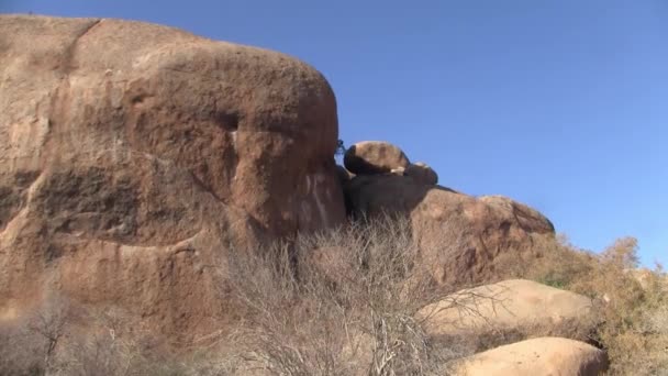 Засушливые Круглые Ландшафты Red Rock Dry Bushes Blue Sky Горах — стоковое видео