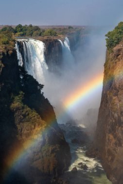 Victoria Şelalesi ve Gökkuşağı ile Gorge