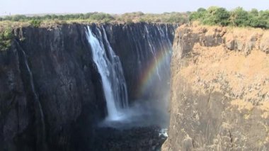 Victoria Şelalesi Zambezi Nehri üzerinde Yuvarlanan Su ve Güzel Gökkuşağı ile Şelale