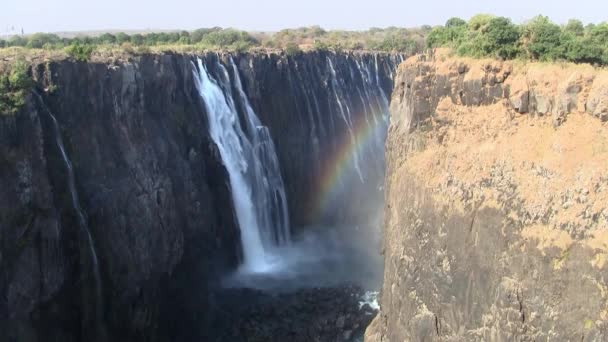 ザンベジ川のタンブリングウォーターと美しい虹を持つビクトリア滝の滝 — ストック動画