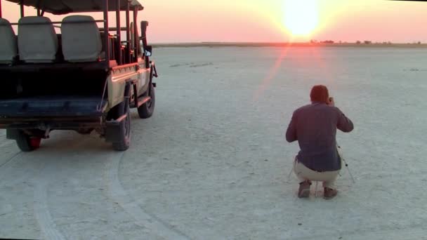 Photographer Taking Picture Sowa Pan Makgadikgadi Salt Pans Botswana Crouching — Stock Video