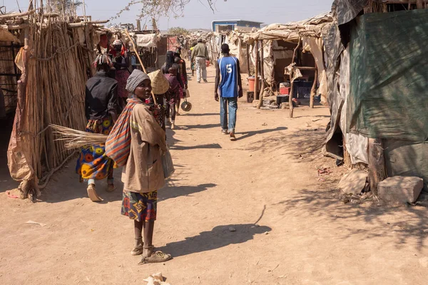 Rundu, Namibya 'daki Markette Siyah Kadın