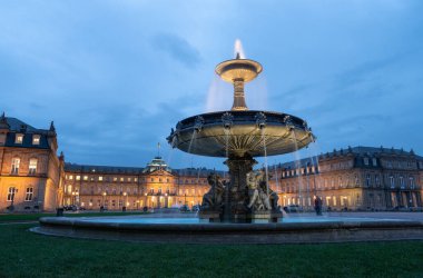 Stuttgart 'taki Neues Schloss, New Palace' daki Aydınlatılmış Çeşme