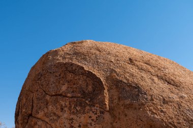 Mavi gökyüzüne karşı Kırmızı Kaya Yuvarlak