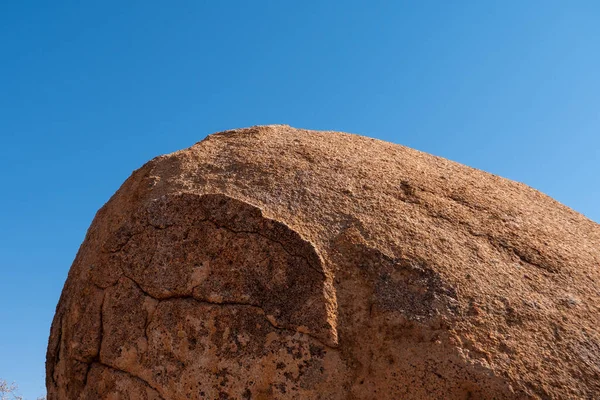 Runder roter Felsen gegen blauen Himmel — Stockfoto