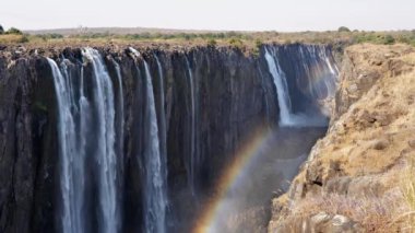 Zimbabwe, Afrika 'daki Zambezi Nehri' nde Gökkuşağı ile Görkemli Victoria Şelalesi