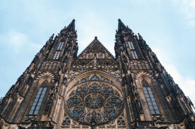 Prag 'daki Hradschin Kalesi' ndeki Aziz Vitus Katedrali, Çek Cumhuriyeti, Gotik Tarzlı İki Kule Cephesi
