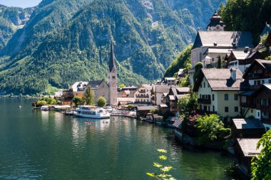 Hallstatt, Avusturya - 6 Haziran 2020: Hallstatt Şehri, Evanjelik Kilise ve Hallstaetter Göl manzarası