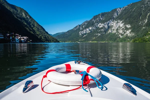 Hallstatt Gölü 'nde güzel bir Alp manzarasında elektrikli bir motorlu tekne, kiralık bir teknenin pruvası ya da pruvası