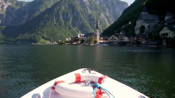 Navegación Lago Hallstatt Con Barco Motor Eléctrico Que Visita Ciudad — Vídeos de Stock