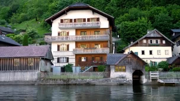 Schifffahrt Den Häusern Ufer Des Hallstätter Sees Salzkammergut Oberösterreich — Stockvideo