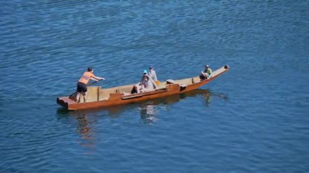 Hallstatt Austria June 2020 Plaette Traditional Flatboat Rowing Boat Lake — стоковое видео