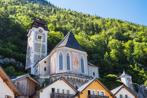 Hallstatt, Avusturya - 12 Haziran 2020: Yukarı Avusturya 'nın Salzkammergut Bölgesi Hallstatt Roma Katolik Kilisesi Pfarrkirche Maria am Berg.