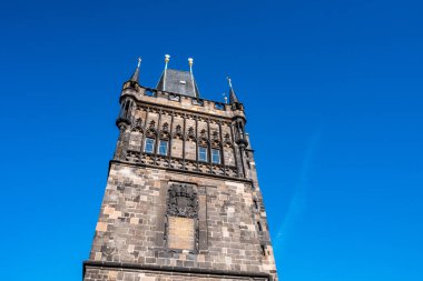 Prag 'daki Staromestska Mostecka Vez, Çek Cumhuriyeti' nin ünlü Charles Köprüsü üzerindeki Gotik Eski Şehir Köprüsü.