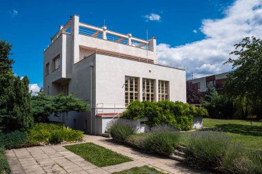Prag, Çek Cumhuriyeti - 12 Temmuz 2020: Villa Winternitz, Adolf Loos ve Karel Lhota tarafından tasarlanan Modernist ve Fonksiyonist Residential Building.