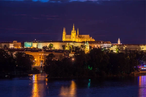プラハ城 ヴルタヴァ川 フラドカーナ地区の聖ヴィート大聖堂 Hdrで夜 — ストック写真