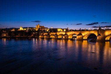 Prag 'daki Charles Köprüsü Vltava Nehri' nin karşısında Saint Vitus Katedrali ve Prag Şatosu ile