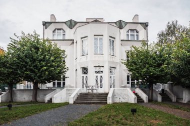 Prag, Çek Cumhuriyeti - 11 Temmuz 2020: Vysehrad Prag 'da Kübist Kovaroviç Villa, Josef Chochol tarafından tasarlandı