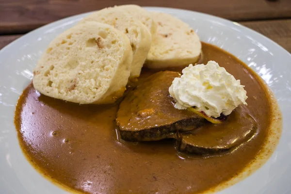 Tjeckiska Nötkött Tenderloin Grädde Sås Med Bröd Dumplings Kallas Svickova — Stockfoto