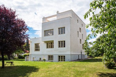 Prag, Çek Cumhuriyeti - 12 Temmuz 2020: Villa Winternitz, Adolf Loos ve Karel Lhota tarafından tasarlanan Modernist ve Fonksiyonist Residential Building.