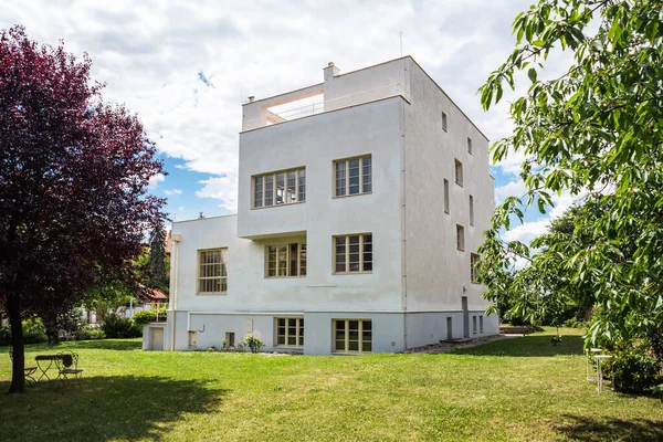 Prag, Çek Cumhuriyeti - 12 Temmuz 2020: Villa Winternitz, Adolf Loos ve Karel Lhota tarafından tasarlanan Modernist ve Fonksiyonist Residential Building.