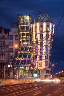 Prag, Çek Cumhuriyeti - 10 Temmuz 2020: Prag 'da Fred ve Ginger veya Tancici Dum adlı Dusk Dansçı Evi, Vlado Miluniç ve Frank Gehry tarafından tasarlandı..