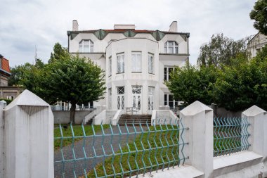 Prag, Çek Cumhuriyeti - 11 Temmuz 2020: Kübist Kovaroviç Vysehrad Prag 'da Çatışmalı Konak Josef Chochol tarafından tasarlandı