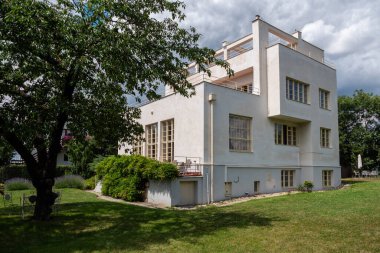 Prag, Çek Cumhuriyeti - 12 Temmuz 2020: Villa Winternitz, Adolf Loos ve Karel Lhota tarafından tasarlanan Modernist ve Fonksiyonist Residential Building.