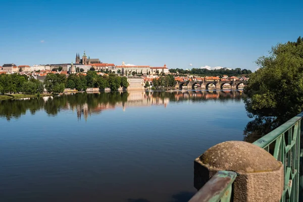 プラハのヴルタヴァ川 チェコ共和国マラ ストラ 小都市 カレル橋 聖ヴィート大聖堂の夏の風景 — ストック写真