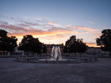 İtalya, Padova 'da Isola Memmia' daki Prato della Valle Meydanı 'ndaki çeşme. Gün doğumunda ya da sabahın erken saatlerinde.