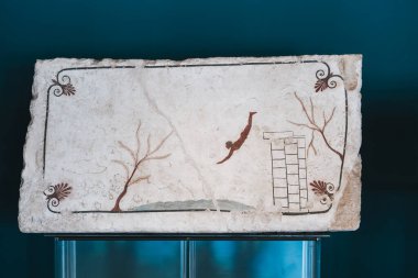 Paestum, İtalya - 25 Ağustos 2020: Dalgıç Mezarı veya Tomba del Tuffatore, Bir Magna Graecia Sanatçısı olan Slab 'ı freskle kaplayın