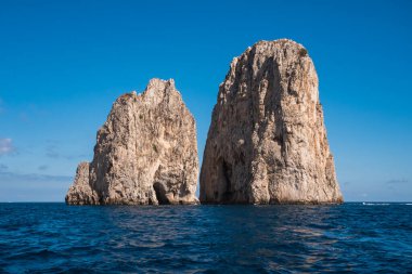 Capri Faraglioni, İtalya 'nın Napoli Körfezi' ndeki Tyrhenian Denizi 'nde Mezzo ve Scopolo' yu ya da Faraglione di Fuori 'yi sallıyor.