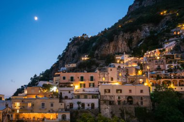 Positano Evleri Gece Aydınlandı ya da Ayla Bir Tepede Akşam