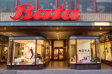 Brno, Çek Cumhuriyeti - 12 Eylül 2020: Bata Shop Modernist veya Dükkan Pencereleri ve Girişli Fonksiyonist Bina