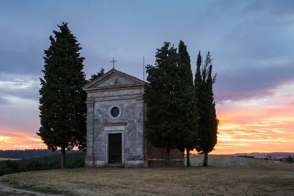 意大利托斯卡纳Val Orcia的Capella Della Madonna Vitaleta教堂 日出或黎明 浪漫而神秘的黎明 柏树初照 — 图库照片